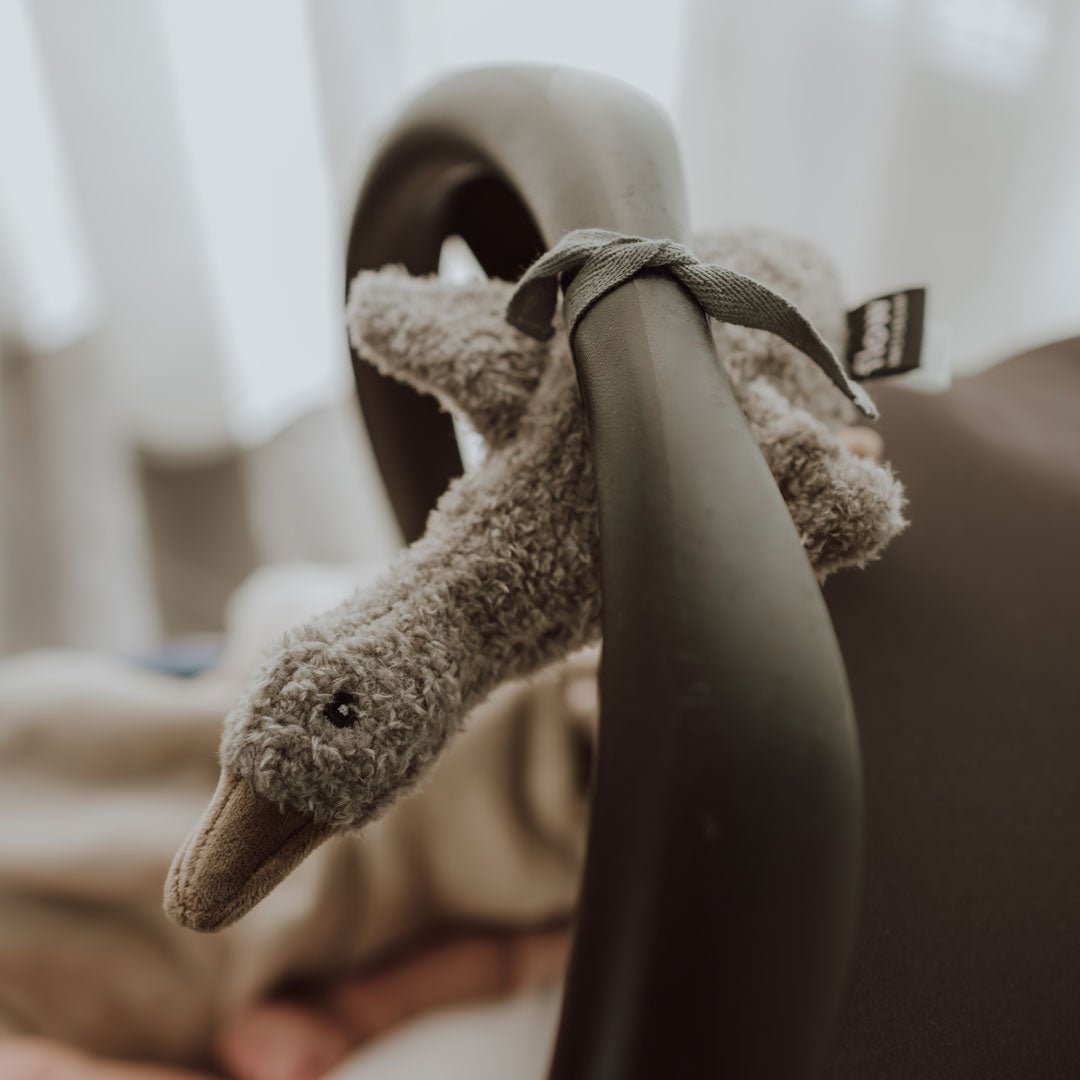 Einschlafhilfe & Kuscheltier Gans inkl. Soundbox "Liva Comforter on the go" - Grau - little something