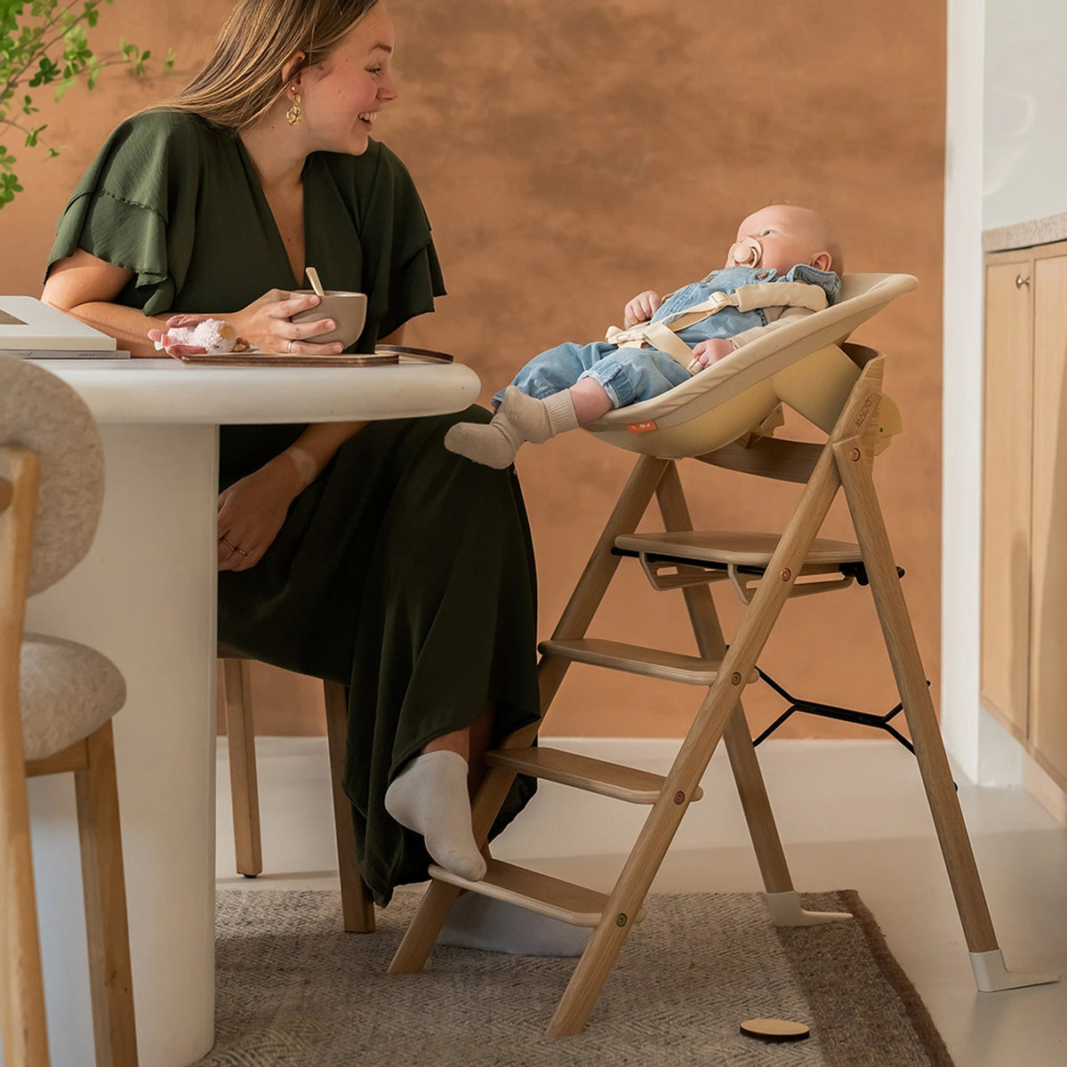 KLAPP Faltbarer Hochstuhl - Eiche natur - Newborn Bundle (inkl Neugeborenenaufsatz & Füße) - mocca - little something