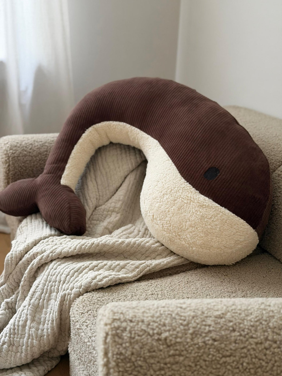 Stillkissen Wal "Whale Momo" aus Bio-Baumwolle - braun - limited edition - little something