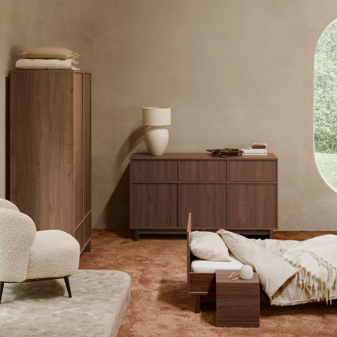 Babybett Kyo - Walnut 140x70cm (inkl. Umbaumöglichkeit in ein Kinderbett 140x70cm) - little something