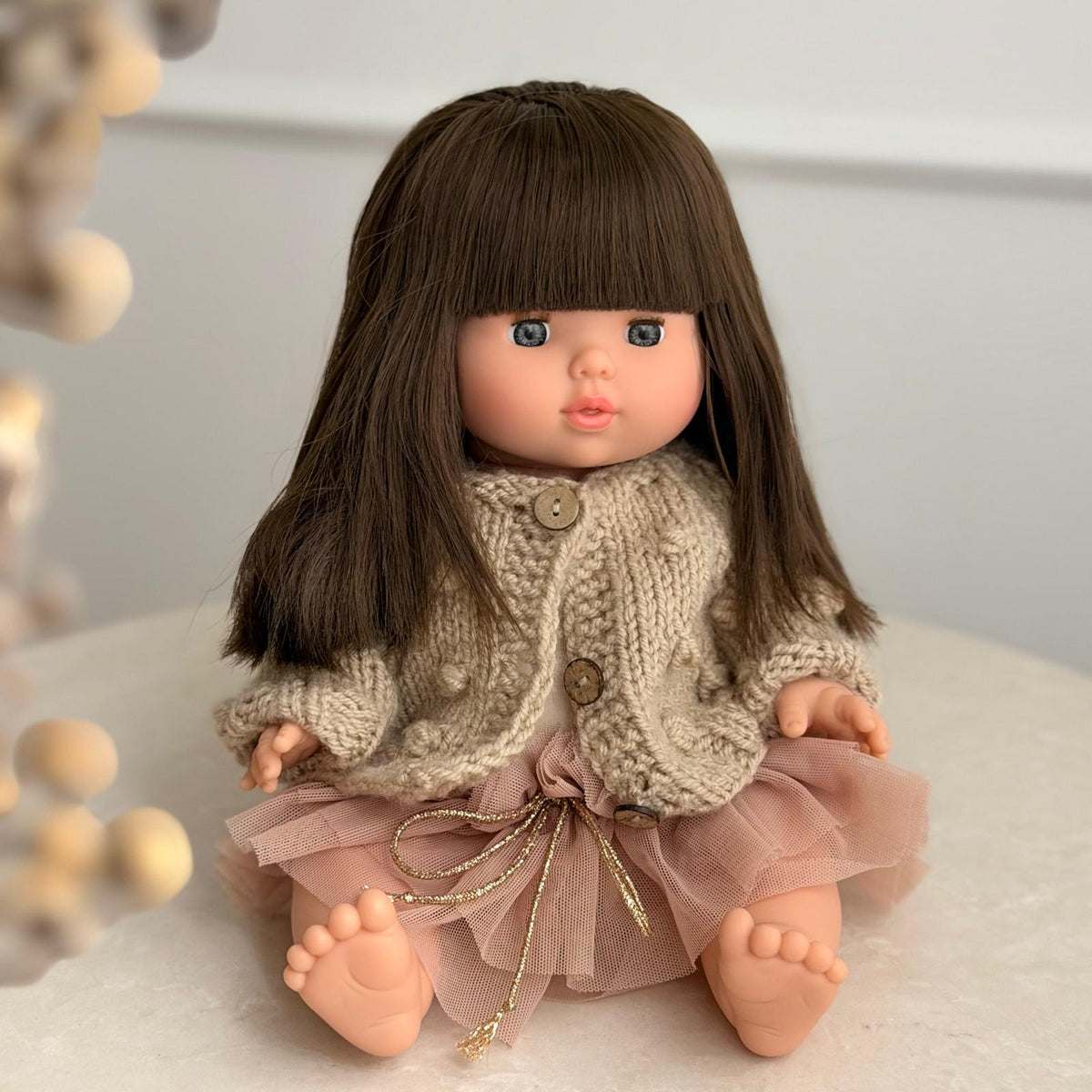 Puppe "Cerise" 34cm mit braunen langen Haaren und Pony sowie blauen Augen - little something