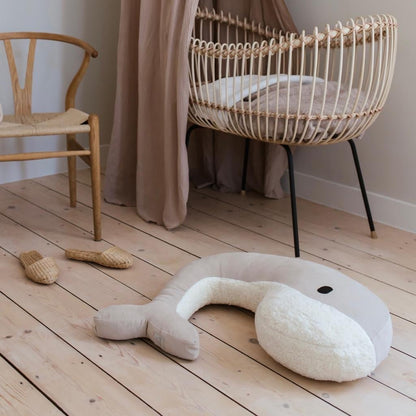 Stillkissen Wal "Whale Momo" aus Bio - Baumwolle - Sand - little something